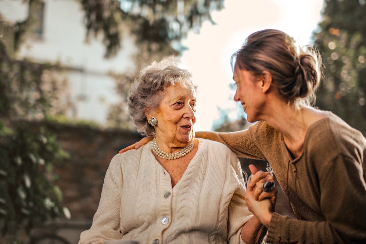 Intervenante aide à domicile et bénéficiaire âgée, relation de confiance et soutien à domicile